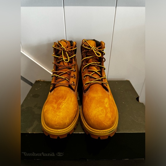 Kids Timberland boots size 4.5 - Picture 2 of 4